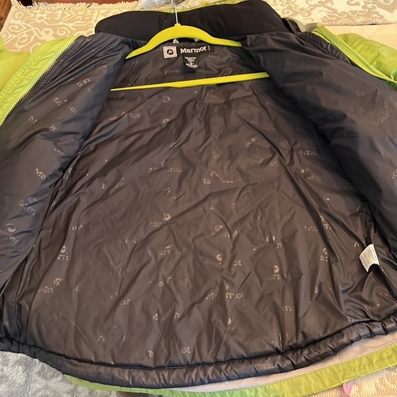 Marmot Women’s Ski Jacket in Large and Green . Great co diction except hood. - Picture 8 of 11